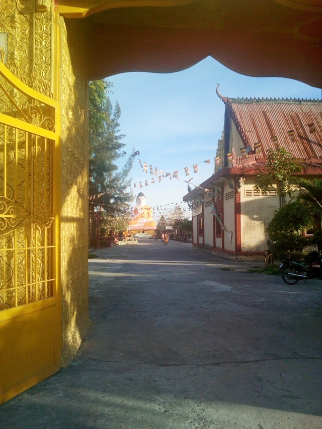 Ngay từ cổng đã thấy bức tượng Phật ngồi cao lớn ở bên trong khuôn viên chùa.