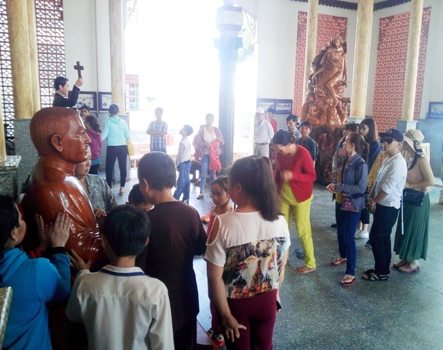 Điện gió Bạc Liêu "hút" khách du lịch kỳ nghỉ lễ 30/4 - 6 Khu Thánh đường Tắc Sậy, nơi nổi tiếng với tên gọi khác là nhà thờ Cha Diệp luôn thu hút một lượng khách lớn về đây cúng viếng, tham quan du lịch vào ngày lễ, tết.