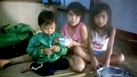Mẹ bị “ma rừng” gặm nhấm cơ thể, 3 con thơ nheo nhóc - 6
Người chồng cùng 3 đứa con thơ đang lo lắng bất lực trước bệnh tật của H Yiao