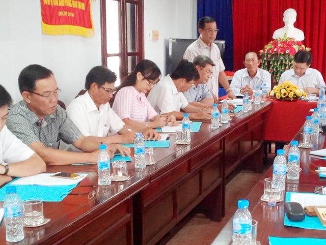 Khẩn trương thực hiện ý kiến của Phó Thủ tướng về xác định trách nhiệm người đứng đầu - 1 Ông Nguyễn Tấn Khương- Chánh văn phòng UBND tỉnh Bạc Liêu (người đứng) cho biết, tỉnh đang thực hiện theo chỉ đạo của Phó Thủ tướng liên quan đến vụ chìm tàu tại Lễ hội Nghinh Ông.