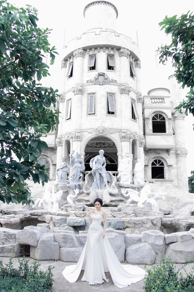 Nữ sinh Đại học Võ Trường Toản "khoe" vẻ tươi tắn đáng yêu - 10 Nữ sinh Hồ Thị Ngọc Hương đẹp rạng rỡ trong bộ đầm trắng. Bộ ảnh được thực hiện ngay tại khuôn viên trường ĐH mà cô nàng đang theo học.