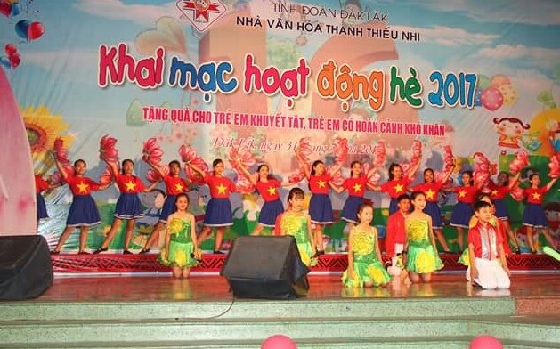 Đắk Lắk khai mạc hoạt động hè cho thiếu nhi - 1
Tiết mục văn nghệ chào mừng của các em thiếu nhi biểu diễn