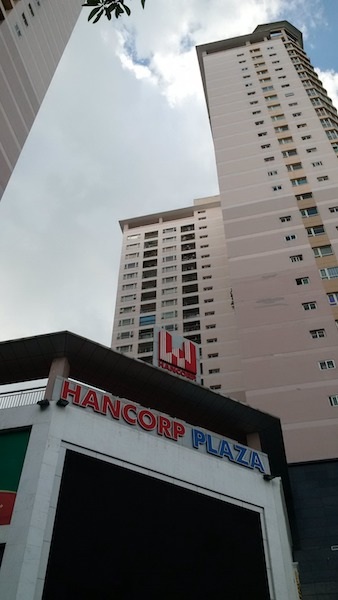 Hà Nội: Cư dân chung cư Hancorp Plaza mệt nhoài đi đòi quyền được sống bình yên - 1
Cư dân chung cư Hancorp Plaza mệt mỏi đi đấu tranh đòi quyền lợi suốt nhiều năm.