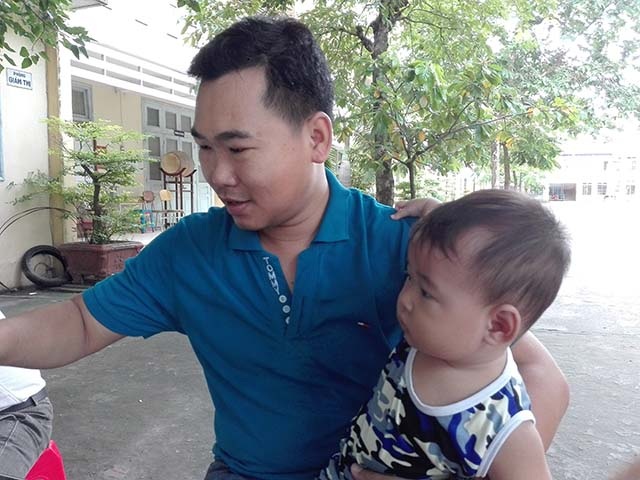 Thí sinh thoải mái bước vào buổi thi cuối - 7 Cha con anh Phước ở cổng hội đồng thi chờ vợ