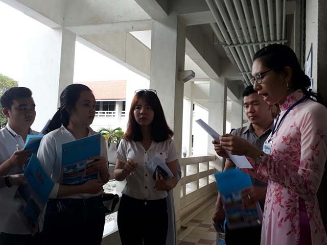 Thí sinh thoải mái bước vào buổi thi cuối - 6
Các thí sinh ở Hội đồng khoa Nông nghiệp ĐH Cần Thơ bước vào phòng thi môn đầu tiên của sáng nay. (Ảnh: Phạm Tâm)