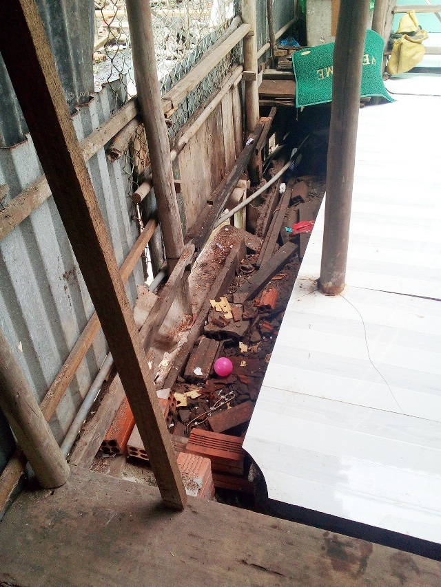 Dân hoang mang lo sạt lở bờ sông "nuốt" nhà - 5 Dân hoang mang lo sạt lở bờ sông "nuốt" nhà - 5