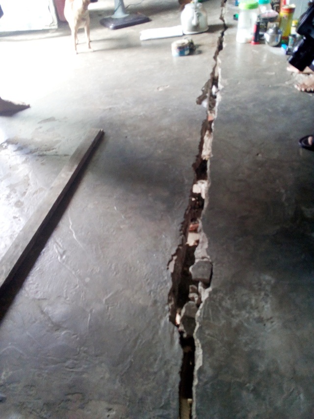 Dân hoang mang lo sạt lở bờ sông "nuốt" nhà - 3 Xuất hiện vết nứt khá lớn tại nhà ông Trần Văn Kế sau vụ lún đất ngày 27/6.