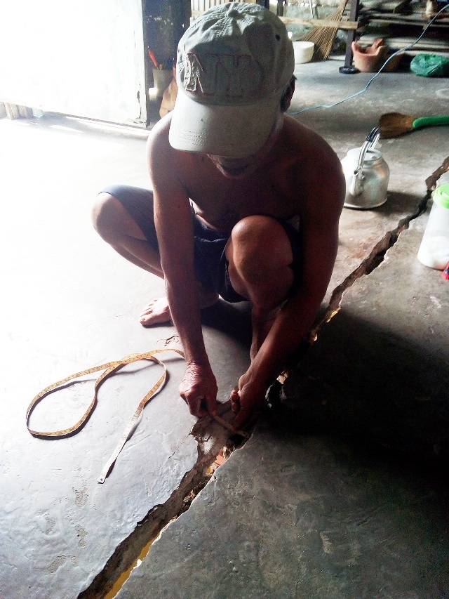 Dân hoang mang lo sạt lở bờ sông "nuốt" nhà - 4 Ông Kế cho biết, chỗ rộng nhất của vết nứt là hơn 5cm.