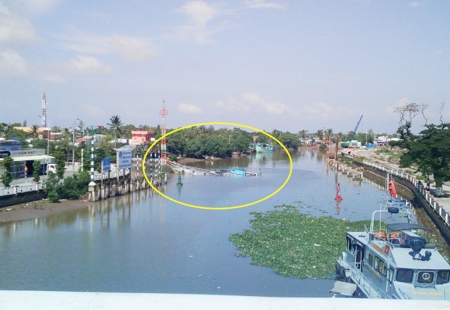 Chìm ghe ở Bạc Liêu, nhiều người may mắn thoát kịp ra ngoài - 1 Chiếc ghe bị chìm trên kênh xáng Bạc Liêu-Cà Mau, nhìn từ cầu Võ Thị Sáu, cách đó khoảng 200m.