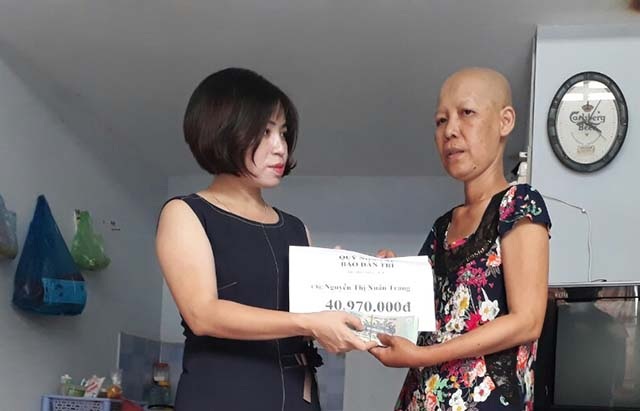 Cần Thơ: Trao hơn 40 triệu đồng đến người phụ nữ bị ung thư nuôi mẹ đa bệnh tật - 1 Nhà báo Phạm Tâm - Phó trưởng Đại diện báo Dân trí tại Cần Thơ trao số tiền của bạn đọc Dân trí hỗ trợ trong tuần 1 tháng 8