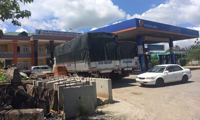 Quyết làm đường tránh Cai Lậy trên lớp đất yếu (?!) - 1 Trung tâm điều hành trạm thu phí đang trồng lên một trạm xăng của công ty Xăng dầu Tiền Giang