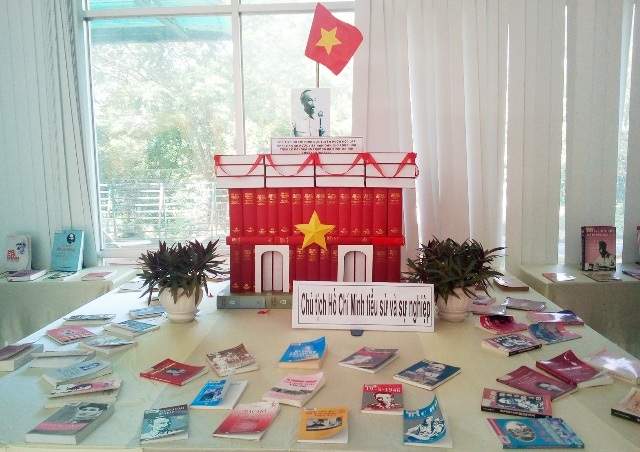 
Hình ảnh, sách, tư liệu về Chủ tịch Hồ Chí Minh và ngày 2/9. Mô hình Quảng trường Ba Đình ngày lịch sử.
