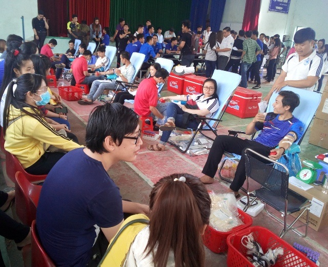 Hàng trăm sinh viên Bạc Liêu hiến máu cứu người - 1 Đông đảo sinh viên Đại học Bạc Liêu tham gia hiến máu tình nguyện.