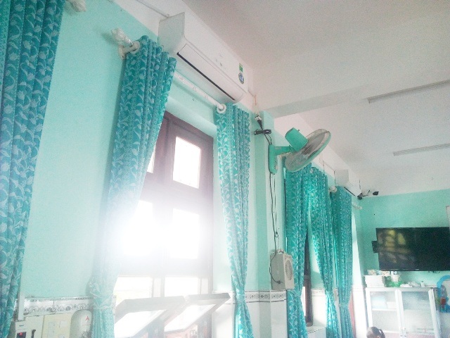 Nhiều phụ huynh “bóp bụng” đóng hàng loạt khoản thu đầu năm - 2 Rất nhiều trang thiết bị trong phòng học bán trú như máy lạnh, màn che, ti vi,... ở trường Tiểu học Trần Phú đều do phụ huynh đóng góp dưới hình thức vận động của nhà trường.