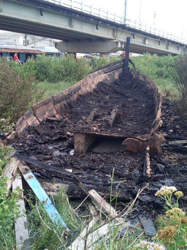 Tàu cá đậu trên bờ bất ngờ bị cháy rụi - 4 Hầu như chiếc tàu bị cháy rụi hoàn toàn.