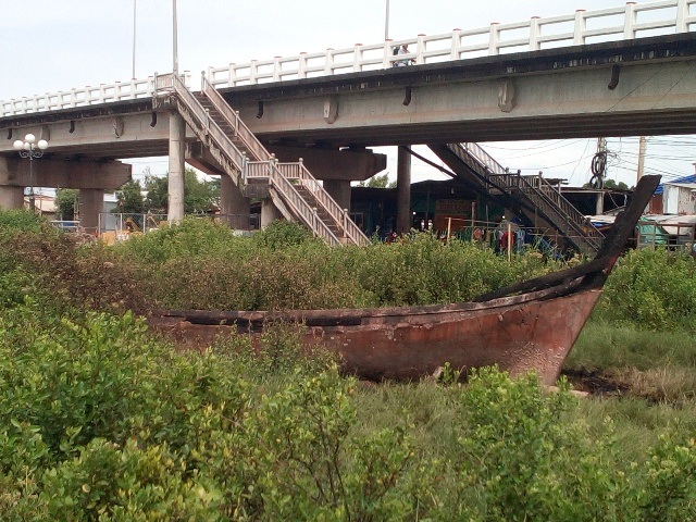 Tàu cá đậu trên bờ bất ngờ bị cháy rụi - 2 Tàu cá đậu trên bờ bất ngờ bị cháy rụi - 2
