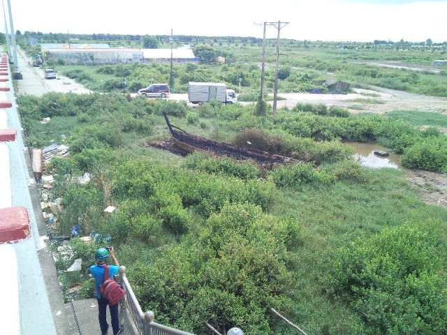 Tàu cá đậu trên bờ bất ngờ bị cháy rụi - 1 Khu vực chiếc tàu bị cháy nhìn từ cầu Nhà Mát.