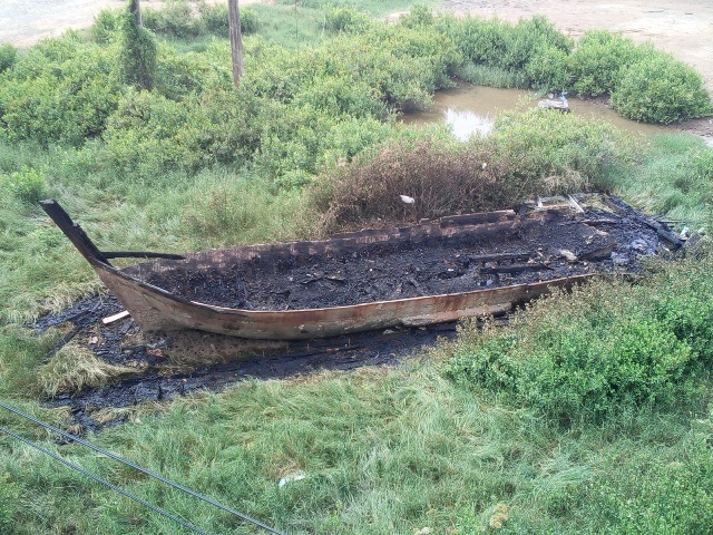 Tàu cá đậu trên bờ bất ngờ bị cháy rụi - 3 Tàu cá đậu trên bờ bất ngờ bị cháy rụi - 3