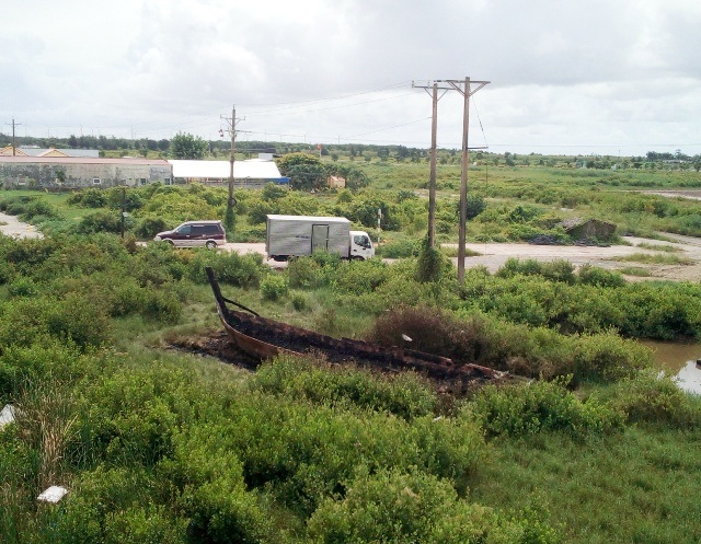 Tàu cá đậu trên bờ bất ngờ bị cháy rụi - 5
Tàu bị cháy rất gần đường dây điện hạ thế nên rất nguy hiểm nếu không được dập tắt.