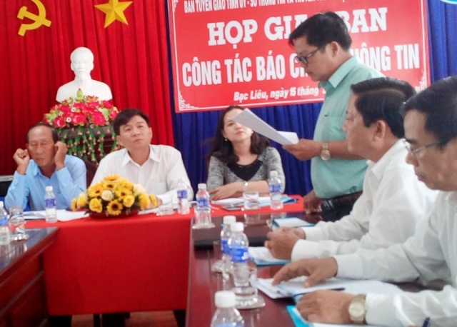 Nghỉ làm giám đốc sở vẫn bổ nhiệm hàng loạt cán bộ - 1
Ông Ngô Công Hầu - Phó Giám đốc Sở Nội vụ tỉnh Bạc Liêu (đứng) cho biết, việc ông Huỳnh Minh Hoàng chưa được bổ nhiệm lại làm Giám đốc Sở KH&CN, nhưng lại ký quyết định bổ nhiệm một số lãnh đạo Phòng, Ban thuộc Sở là sai quy định.