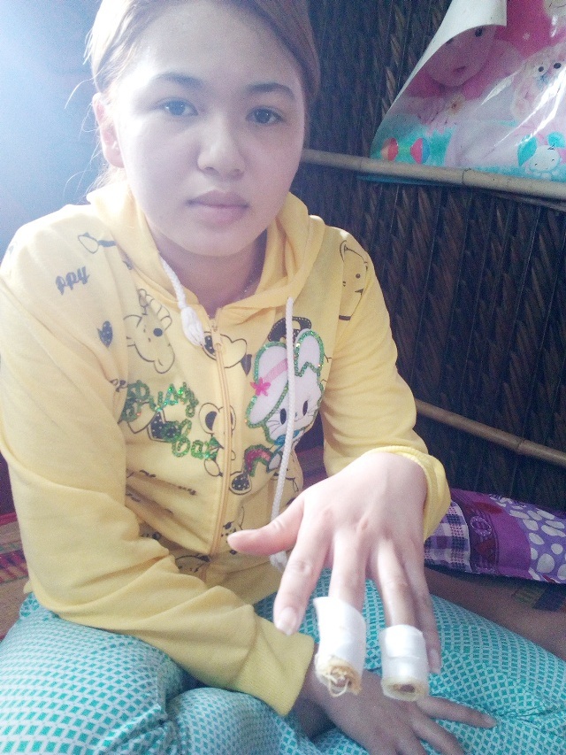 Gần 27 triệu đồng đến với gia đình anh Lê Văn Tình - 2 Con gái đầu của anh Tình khi đi làm thuê vừa bị thương khá nặng ở tay khiến chi phí điều trị bênh cho gia đình càng nặng thêm.