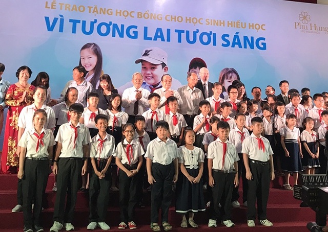 Cần Thơ: Trao 60 suất học bổng cho học sinh nghèo vượt khó - 1 Các em học sinh vượt khó học giỏi được nhận học bổng