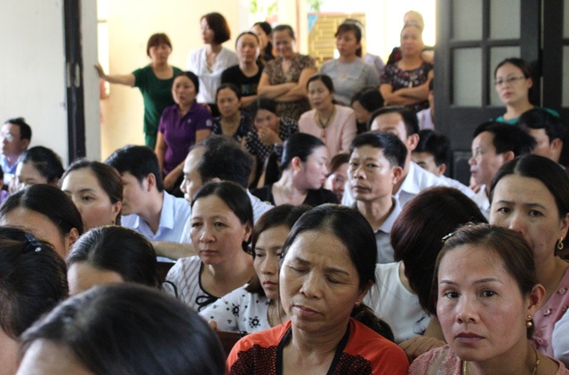 Phiên tòa sơ thẩm còn có sự tham gia rất đông người dân và các thầy cô giáo nhà trường