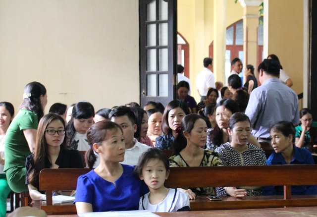 Hai mẹ con chị Hà tại phiên tòa sơ thẩm của TAND huyện Tĩnh Gia