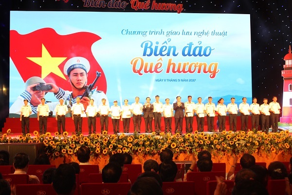 Câu chuyện “vừa làm mẹ vừa làm cha” của vợ người lính biển - 5
Chánh án TAND Tối cao Nguyễn Hòa Bình và Phó Chánh án TAND Tối cao Lê Hồng Quang trao sổ tiết kiệm cho các gia đình cán bộ, chiến sĩ Hải quân có hoàn cảnh khó khăn.