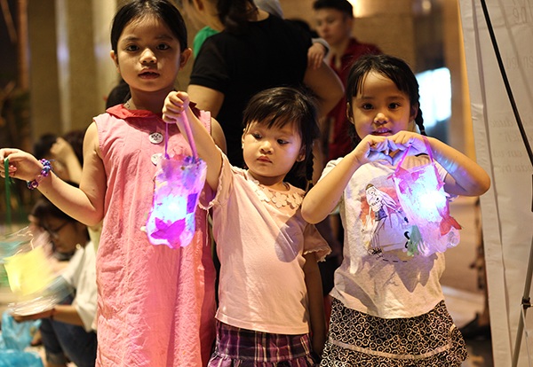 Trẻ em vui học làm đèn lồng Trung thu - 4 BTC cung cấp nguyên liệu cho các bé để tự làm đèn Trung thu, nhờ vậy, các bé vừa được vui chơi, vừa hiểu thêm về lòng nhân ái, biết chia sẻ nhiều hơn với các bạn nhỏ có hoàn cảnh khó khăn trong xã hội.