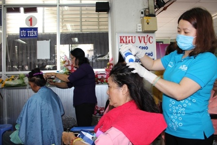 Hàng trăm người bệnh được cắt tóc, gội đầu miễn phí - 4 Khu vực khám bệnh, nhận thuốc thường ngày trở thành salon chăm sóc tóc