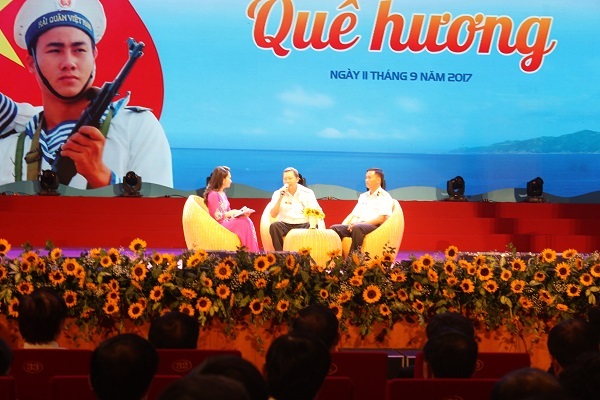 Câu chuyện “vừa làm mẹ vừa làm cha” của vợ người lính biển - 4
Chuẩn Đô đốc Đặng Minh Hải và Đại úy Ngô Văn Hợi trong phần giao lưu.