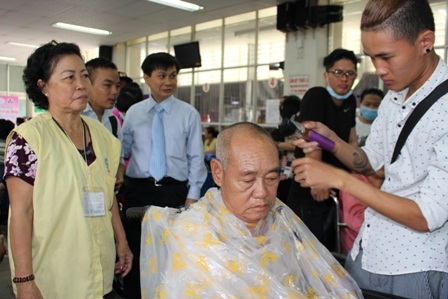 Hàng trăm người bệnh được cắt tóc, gội đầu miễn phí - 2 Hàng trăm người bệnh được cắt tóc, gội đầu miễn phí - 2
