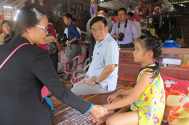 Vĩnh Long: Khắc phục sau vụ sập la phông phòng học khiến 9 học sinh bị thương - 2
Lãnh đạo UBND tỉnh và Sở Giáo dục và Đào tạo tỉnh Vĩnh Long đến thăm hỏi các em gặp nạn.
