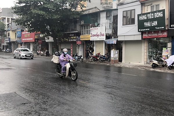 Cơn mưa “vàng” hạ hỏa tuần nắng nóng kỷ lục tại Hà Nội - 1
Sau nhiều ngày chìm trong nắng nóng kỷ lục, vào giữa trưa nay một số quận nội thành Hà Nội đón nhận những hạt mưa làm dịu mát bầu không khí