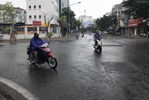 Cơn mưa “vàng” hạ hỏa tuần nắng nóng kỷ lục tại Hà Nội - 2 Mưa đổ xuống tuyến phố Giảng Võ - Nguyễn Thái Học
