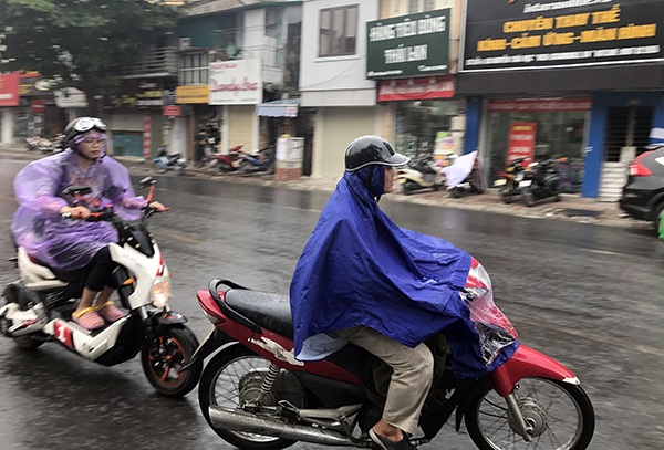 Cơn mưa “vàng” hạ hỏa tuần nắng nóng kỷ lục tại Hà Nội - 3 Người dân hối hả chạy mưa