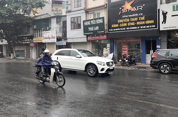 Cơn mưa “vàng” hạ hỏa tuần nắng nóng kỷ lục tại Hà Nội - 4 Dù lượng mưa không lớn, nhưng cũng làm bầu không khí Hà Nội bớt ngột ngạt