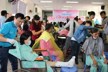 Hàng trăm người bệnh được cắt tóc, gội đầu miễn phí - 3 Thợ cắt tóc gội đầu vào tận bệnh viện chăm sóc cho người bệnh