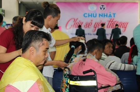 Hàng trăm người bệnh được cắt tóc, gội đầu miễn phí - 1 Hàng trăm người bệnh được cắt tóc, gội đầu miễn phí - 1