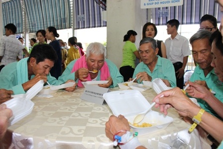 Hàng trăm người bệnh được cắt tóc, gội đầu miễn phí - 5 Người bệnh vui vẻ, thoải mái sau khi cắt tóc còn được dùng cơm trưa