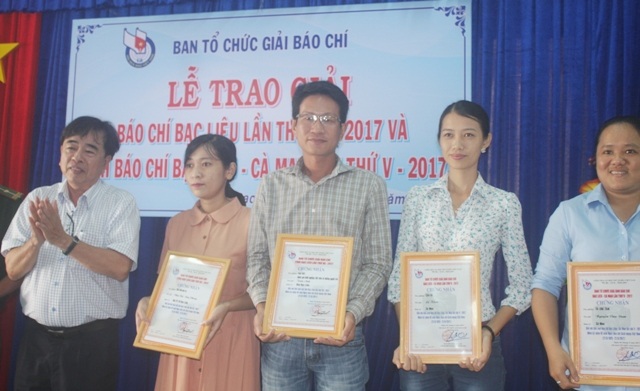 Phóng viên Dân trí đoạt giải Nhì giải Báo chí tỉnh Bạc Liêu năm 2017! - 2 Phóng viên Dân trí (giữa) cùng các đồng nghiệp nhận giải báo chí tỉnh Bạc Liêu năm 2017.