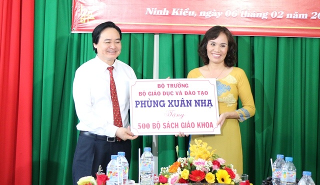 Bộ trưởng Giáo dục làm việc với ĐH Cần Thơ - 2 Trong chuyến thăm, Bộ trưởng tặng thầy và trò trường tiểu học Ngô Quyền 500 bộ sách giáo khoa.