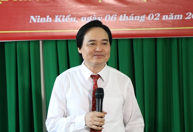 Cần Thơ sẽ xây dựng trường Đại học Quốc tế - 3 Bộ trưởng Bộ GD & ĐT Phùng Xuân Nhạ đánh giá cao các thành tích mà ngành giáo dục Cần Thơ đã được.