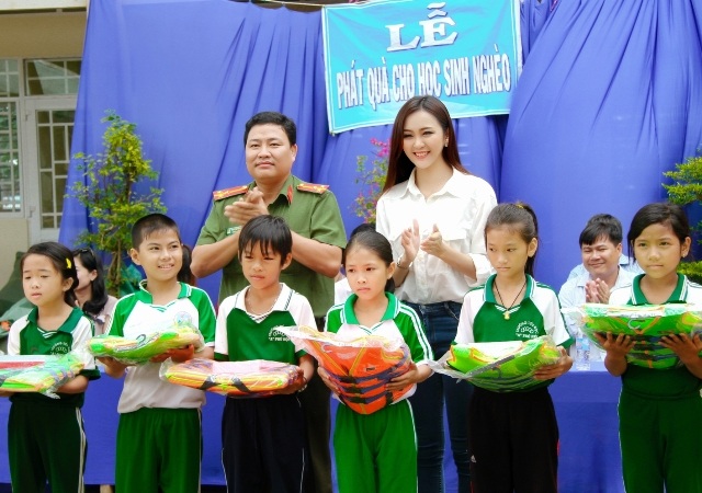 Hoa khôi Nam Bộ cùng mang quà năm học mới đến học sinh vùng lũ - 1 Hoa khôi Nguyễn Thị Hải Yến cùng trao quà cho học sinh nghèo.