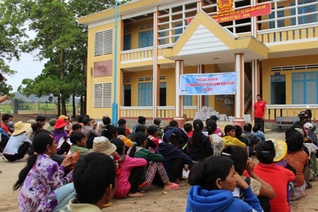 100 phần quà Nhân ái đến với người dân nghèo tỉnh Gia Lai - 1
100 hộ đồng bào diện khó khăn tập trung về xã nhận quà nhân ái từ nhà tài trợ