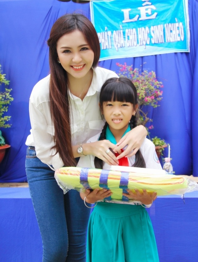 Hoa khôi Nam Bộ cùng mang quà năm học mới đến học sinh vùng lũ - 4 Hoa khôi Nam Bộ cùng mang quà năm học mới đến học sinh vùng lũ - 4