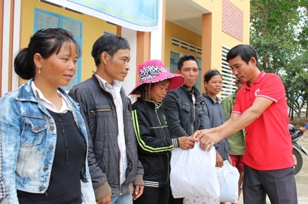 100 phần quà Nhân ái đến với người dân nghèo tỉnh Gia Lai - 4
Ông Xuân Thoại, Phó chủ tịch Hội Chữ thập đỏ trao quà cho người dân
