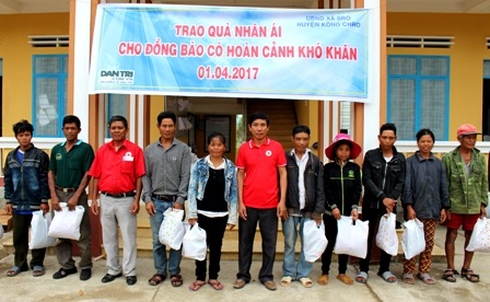 100 phần quà Nhân ái đến với người dân nghèo tỉnh Gia Lai - 2
Những món quà không nhiều về vật chất nhưng giàu ý nghĩa tinh thần động viên bà con