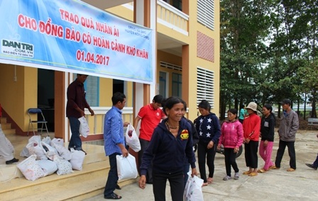 100 phần quà Nhân ái đến với người dân nghèo tỉnh Gia Lai - 5
Bà con đồng bào vui mừng nhận quà từ báo Dân trí và mạnh thường quân